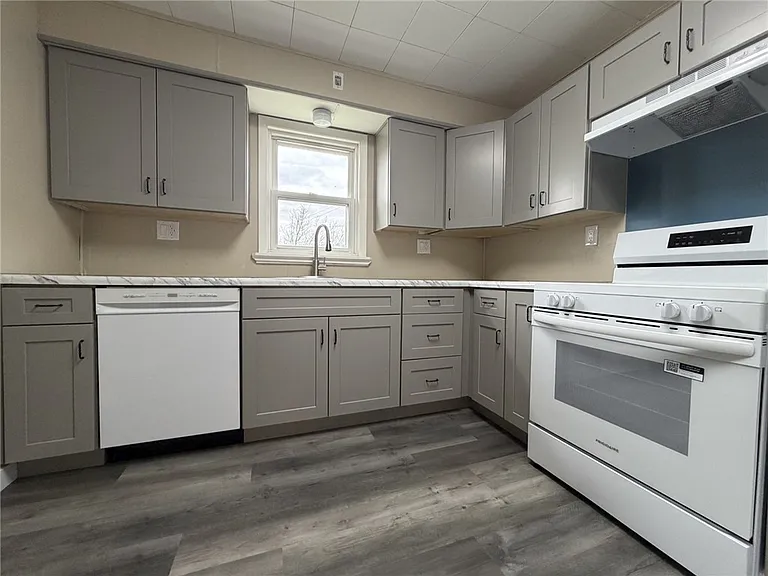 1154 Eisenhower Dr — Photo 15