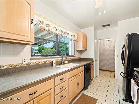 3rd image of 926 Glenmore Cir