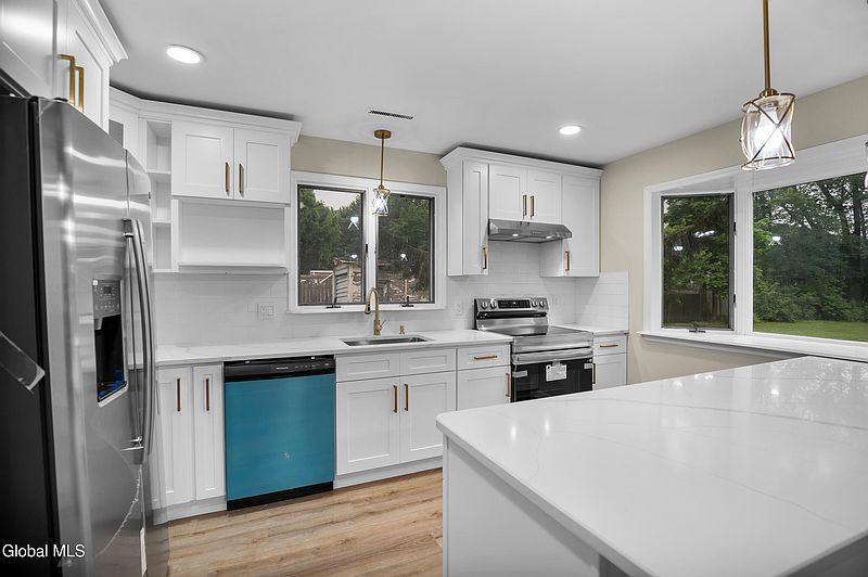 5th image of 1368 Belmont Avenue