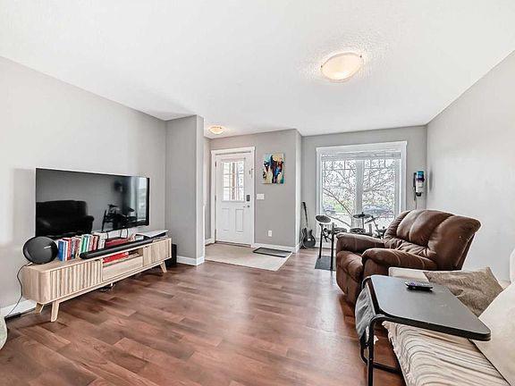 3rd image of 49 NE Aspen Hills Dr SW