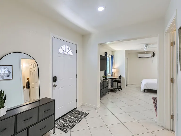 2233 E Sheridan St #2 — Photo 1