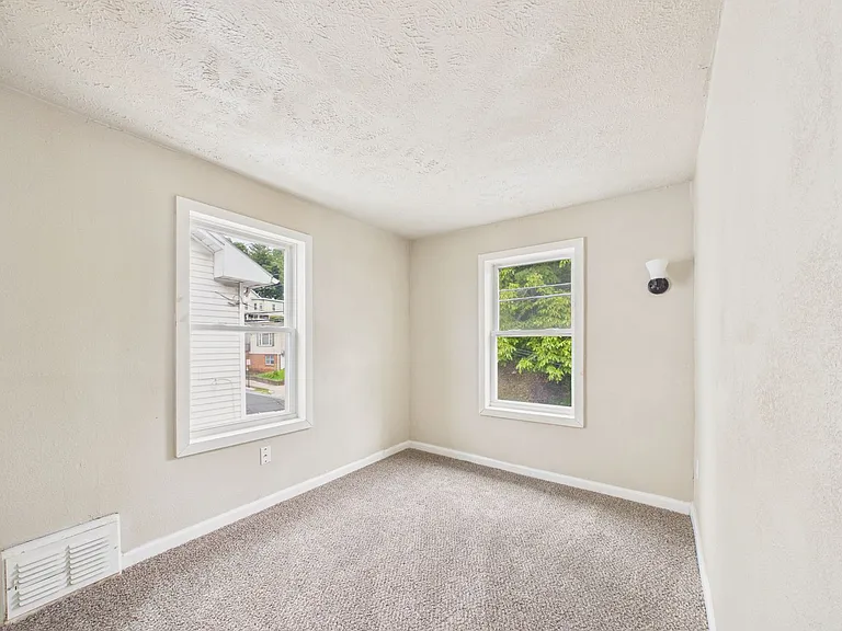 316 N 2nd St — Photo 8