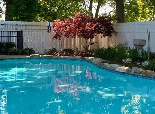 17 Prospect St, Nahant, MA 01908