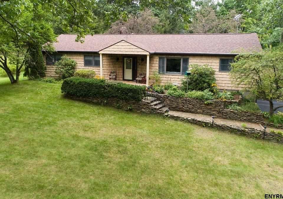 1st image of 4 Hillcrest Dr