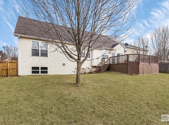 Fully fenced backyard w/large deck!