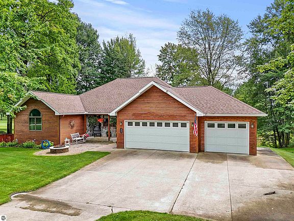 2nd image of 600 White Pine Dr