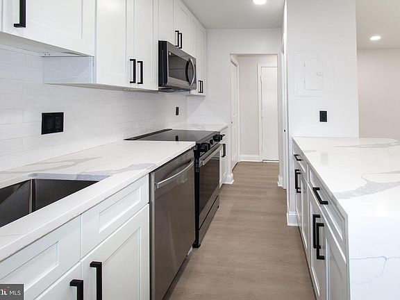 4th image of 3320 S 28th St APT 402