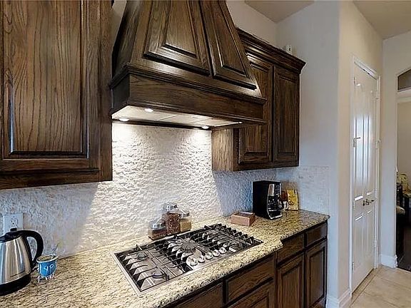 3rd image of 2537 Roseville Dr