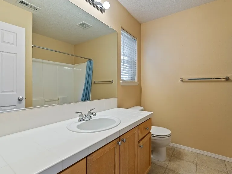 816 NE Caden Ave — Photo 19
