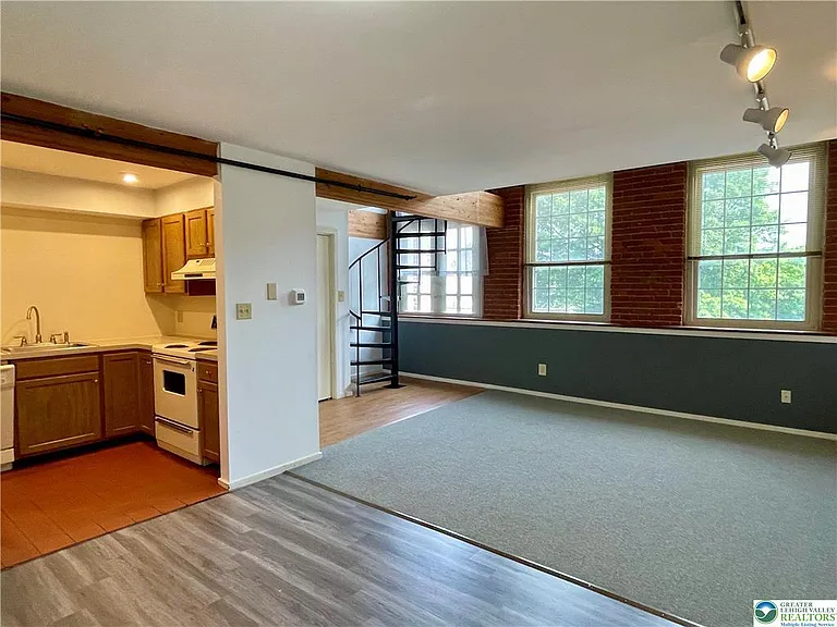 2nd Fl 1 bedroom Loft Kitchen/dining Living Area