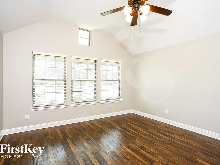 1108 Colonial Dr — Photo 10