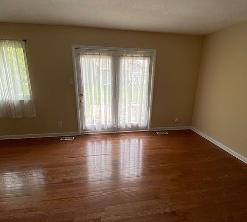 5th image of 32 Whisper Wood Cir
