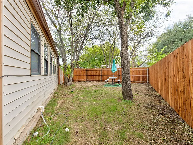 2801 W Biddison St — Photo 31