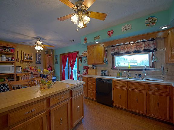 3rd image of 175 Hoffman Blvd