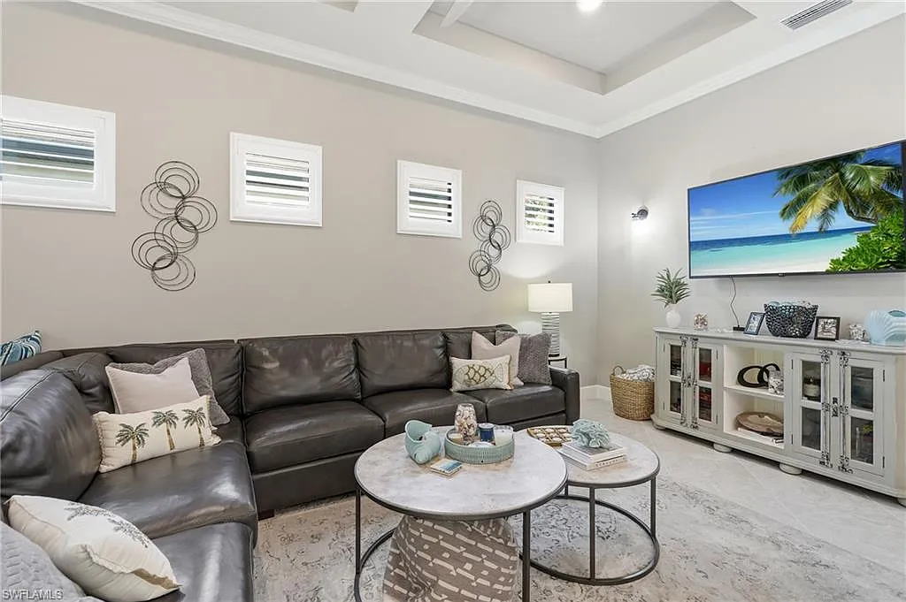 3 bed, 2.0 bath, 2000 sqft, $12,000 — Photo 3