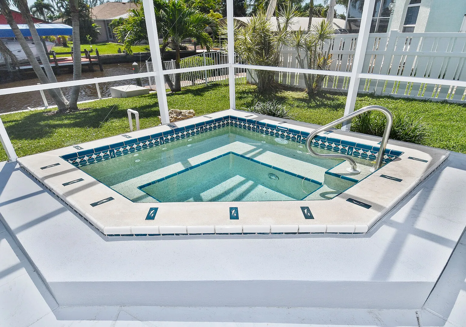 Coral Sunshine - large south terrace with pool/spa — Photo 3