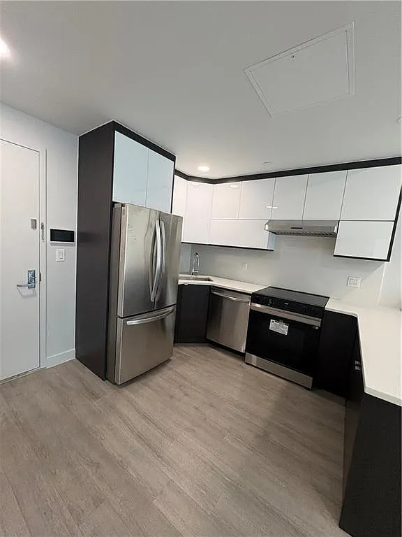 2 bed, 2.0 bath, 906 sqft, $3,800 — Photo 3