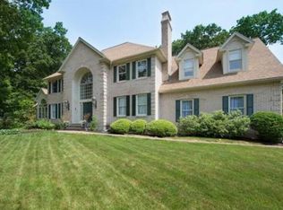 16 Saxon Ln, Shrewsbury, MA 01545
