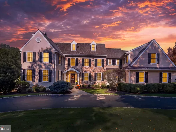 16 Harrison Dr, Newtown Square, PA 19073