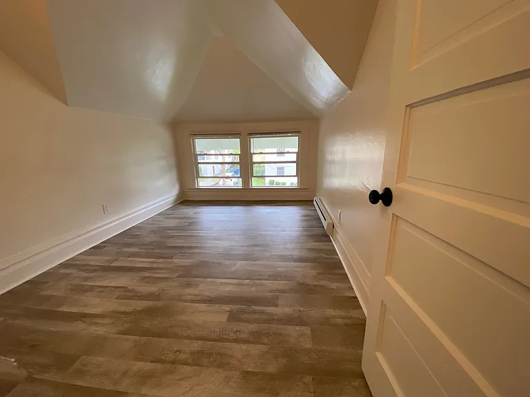 Top Floor Bedroom 7