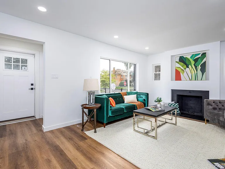 2744 Lawrence St — Photo 8