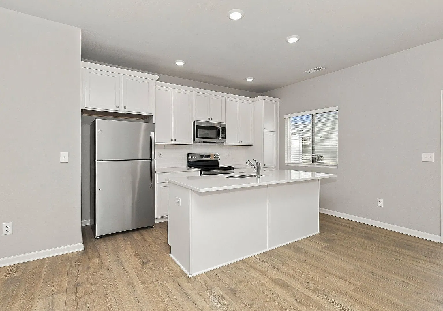 1 Month FREE Rent! Applied to Your First Full Month. Terms & Conditions Apply. — Photo 4
