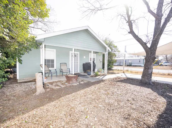 815 Avenue S, Hondo, TX 78861