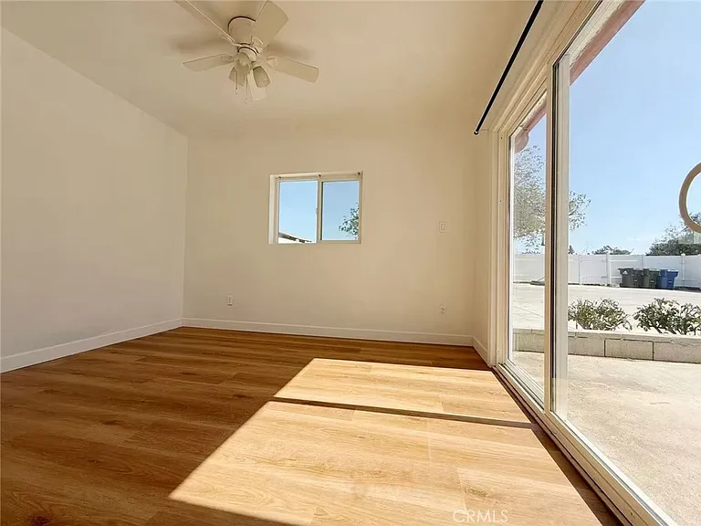 453 W Locust St #B — Photo 5