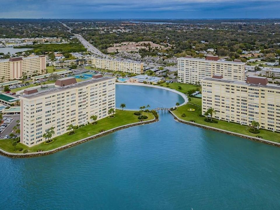 Located on beautiful Boca Ciega Bay
