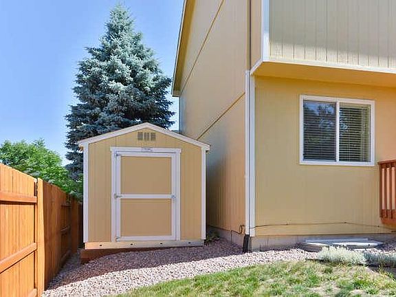 Storage shed in back side-yard.