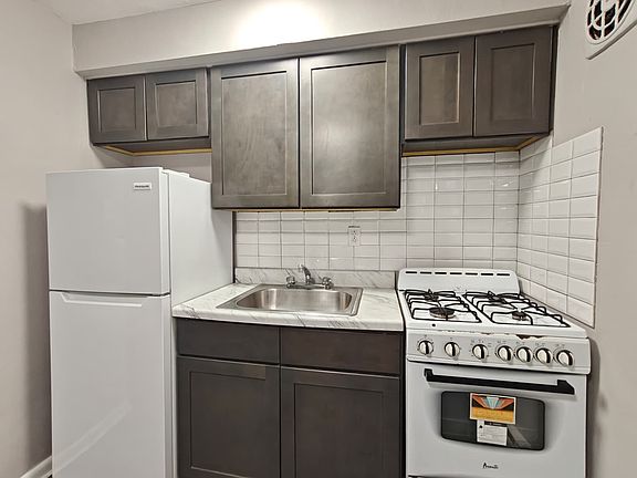 3rd image of 7108 Oxford Ave #32