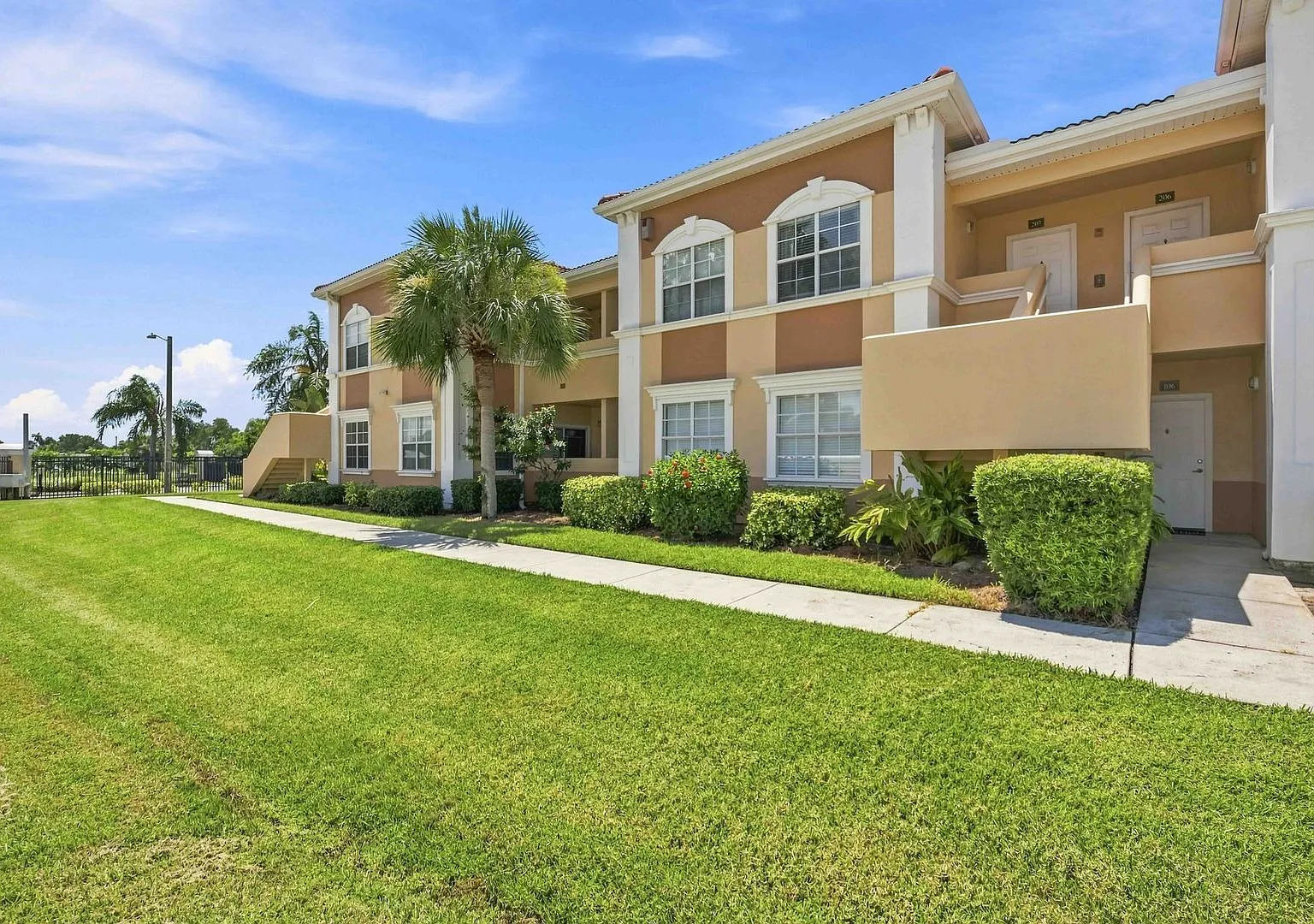 1/1 unit available now for annual rent — Photo 1