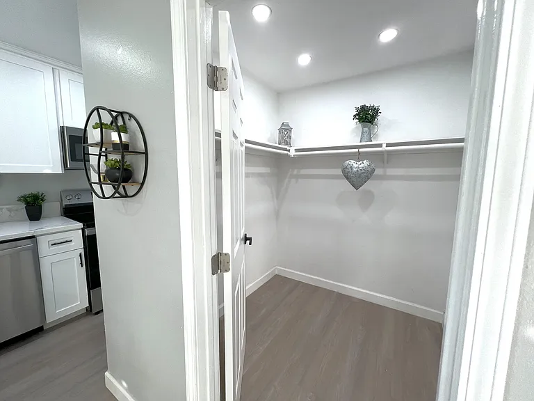 Estrellita Arms Apartments — Photo 11