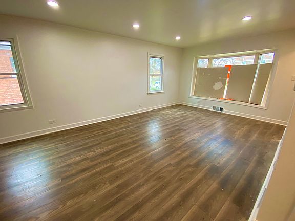 4th image of 13826 S Dearborn St