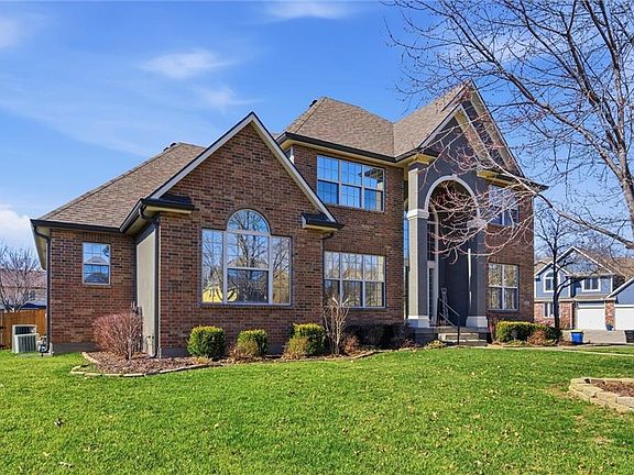 3rd image of 401 SE Hackamore Ct
