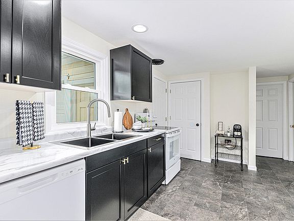 4th image of 2816 S Park St