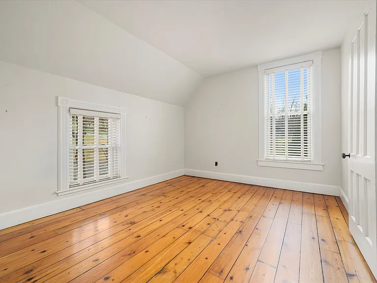 139 College St — Photo 40