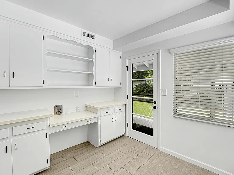 555 Amalfi Dr — Photo 23