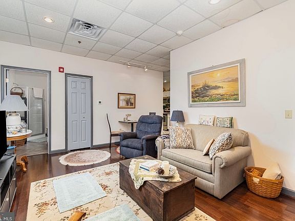 3rd image of 18 E Sunbury St #B