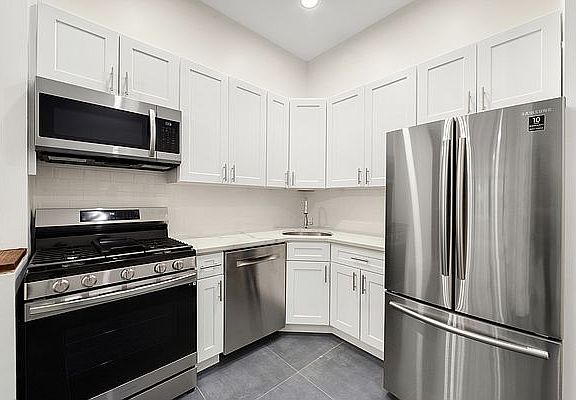 3rd image of 250 W 74th St APT 2