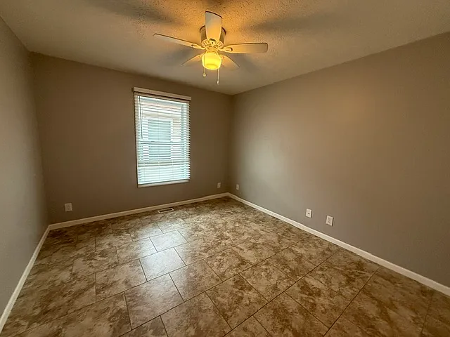 911 N Riverside Dr #5 — Photo 7
