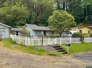 922 N Main St, Toledo, OR 97391