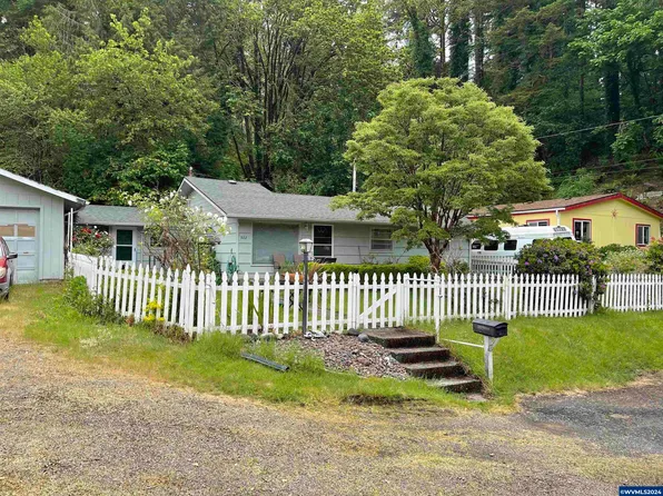 922 N Main St, Toledo, OR 97391