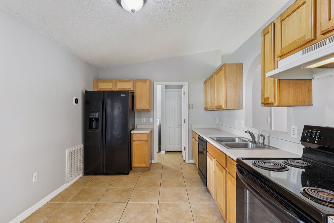 Stonefield Dr-S0508-014.jpg