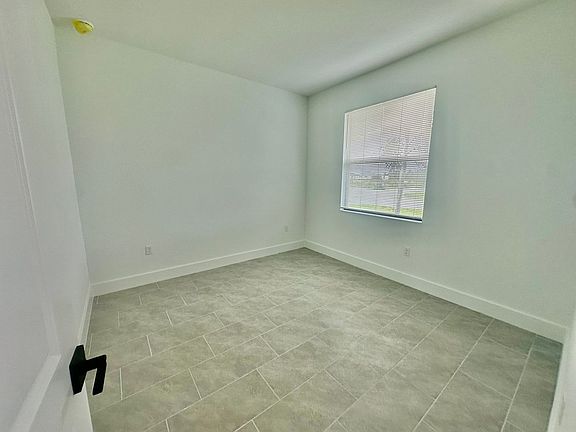3rd image of 1013 NE 10th St