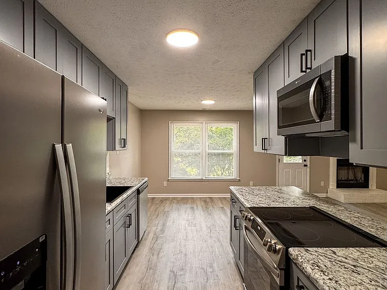 471 Brandermill Rd — Photo 2