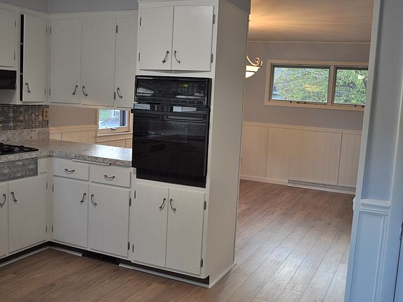 3rd image of 910 Saint Clair Ave