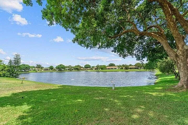 3 bed, 2.0 bath, 1396 sqft, $3,200 — Photo 2