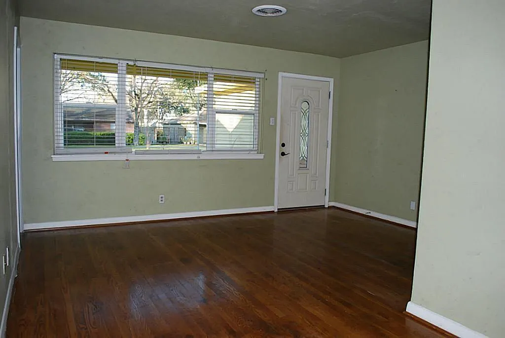 4 bed, 2.0 bath, 1294 sqft, $1,900 — Photo 2