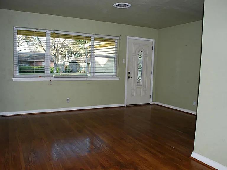 6611 Housman St — Photo 2